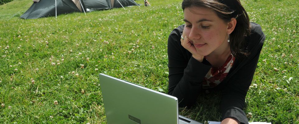 how-to-apply Picture of student with laptop