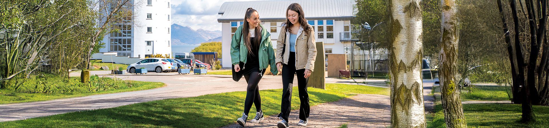 fees Oileanaich taobh a-muigh ACC - Students outside ACC