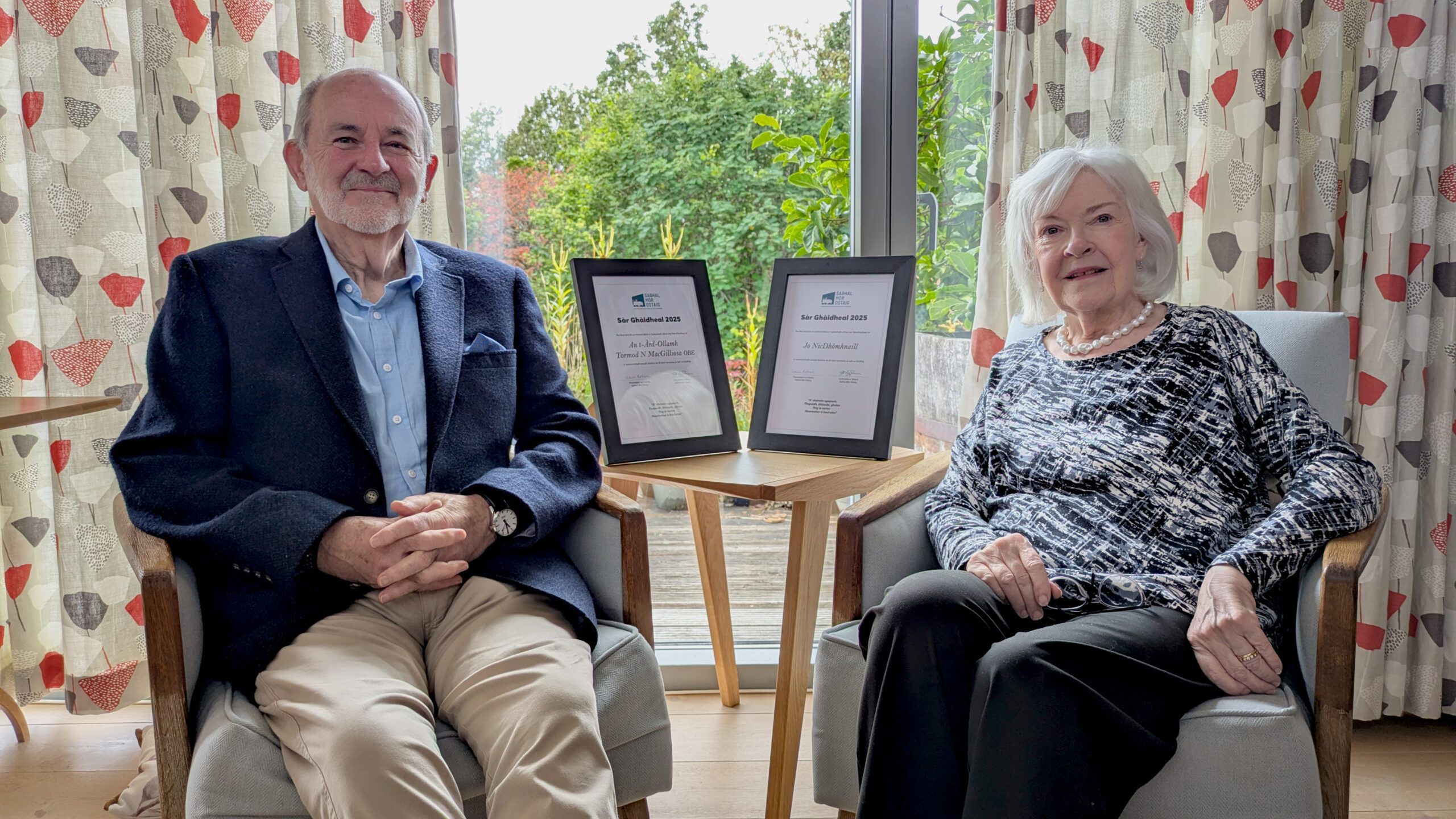 Tormod MacGilliosa OBE agus Jo NicDhòmhnaill Norman Gillies OBE and Jo MacDonald